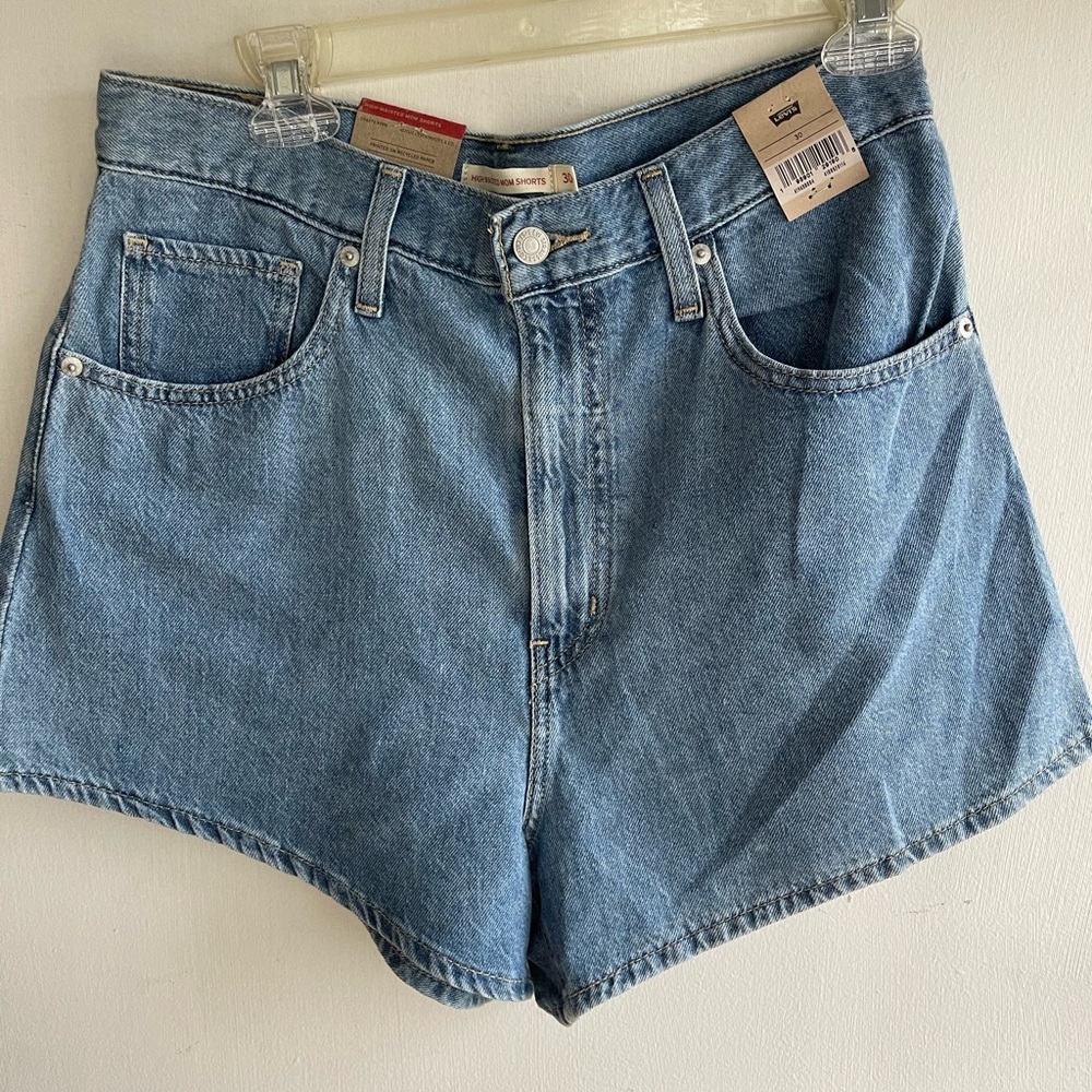 NWT- Levi’s- high waist shorts